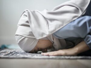 muslim-woman-praying-in-sujud-posture